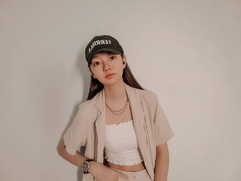 10 Fits That Hit Different When You Lead With an Oversized Cap